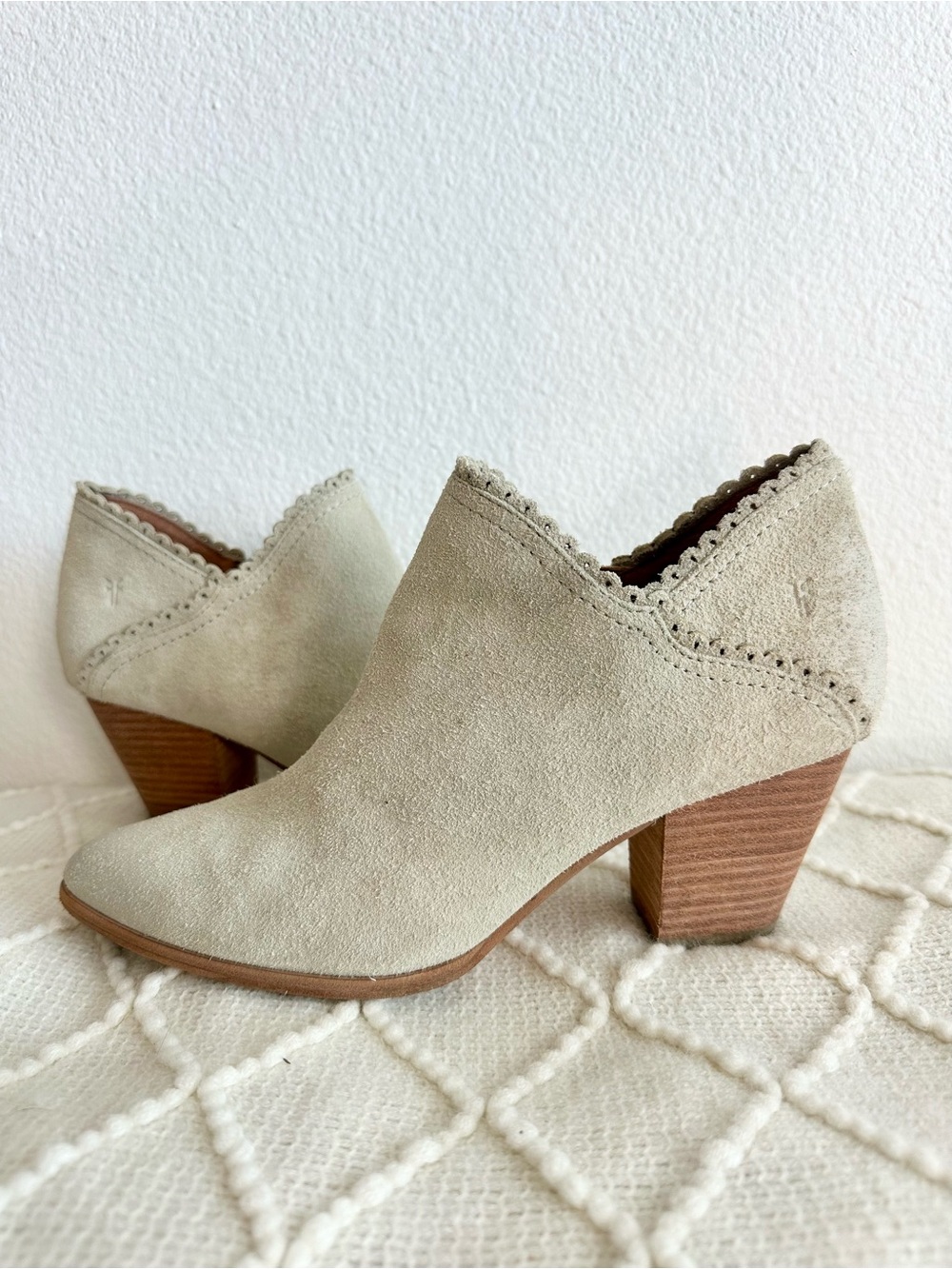 Frye Reed Tan Suede Leather Zip Ankle Scalloped Wood Heel Bootie Shootie US 10